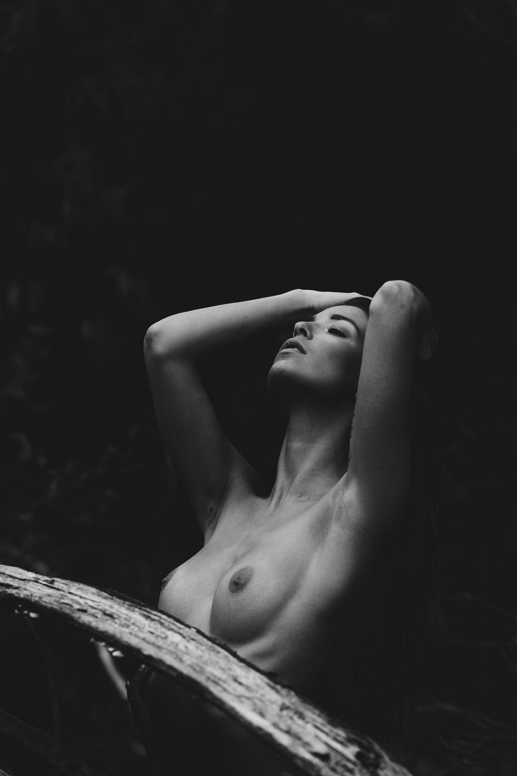 Ivana Martínez topless en blanco y negro.