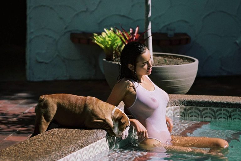 Sarah Stephens Desnuda Sus Tetas En Una Piscina Bytesexy